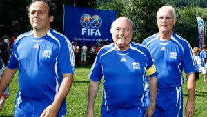 En 2015, el fútbol mundial se vio convulsionado por las triquiñuelas de los dirigentes de la Fifa. (De izquierda a derecha) Michel Platiní, Joseph Blatter y Franz Beckenbauer, envueltos en el escándalo. Archivo