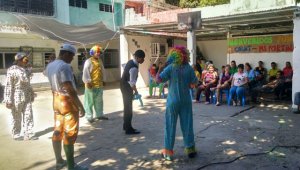 El grupo de auxiliares bachilleres hicieron reír a los abuelos con su show de payasos. Cortesía