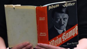 Esta foto fue tomada el 07 de diciembre 2015 muestra una edición alemana de " Mein Kampf " de Adolf Hitler (Mi lucha ) en el Berlín Biblioteca Central y Regional. AFP