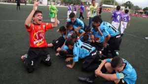 El equipo de Patios Centro, campeón del zonal oriente del Ponyfutbol disputado en junio del año pasado tendrá la misión de representar bien a Norte de Santander en la Gran final del Festival del Ponyfútbol que comenzará mañana en Medellín.  La Opinión
