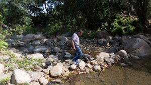 Así luce la parte más crítica de la quebrada La Honda. a sus 44 años, José Orlando Peñaloza Carrero sueña con convertirse en guardabosques.  Juan Pablo Cohen