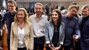 El líder del partido podemos, Pablo Iglesias (centro), de izquierda radical, dijo que deseaba poner fin al punto muerto que lleva un mes sobre quién debería formar el gobierno y decidió al unirse a una coalición con los socialistas e Izquierda Unida (IU). AFP