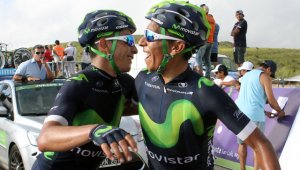 Los hermanos Dayer (izquierda) y Nairo Quintana celebran. Colprensa