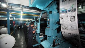 El Diario La Nación anunció una reducción de su superficie informativa, al concentrarse en un solo cuerpo de 12 páginas para ahorrar la escasa disponibilidad de papel. Cortesía