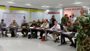 El Presidente, en un Consejo de Seguridad en Arauca, afirmó que ofrecen 100 millones de pesos de recompensa por los dos hombres que operaron la volqueta desde la cual se activaron las rampas con los cilindros. Colprensa