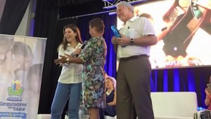 María Carolina Hoyos, viceministra de las Tecnologías de la Información y Comunicación (TIC), y el alcalde César Rojas. Cortesía