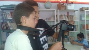 Los niños, durante las jornadas académicas, pueden interactuar con cámaras y equipos de filmación. La imagen hace parte de los talleres que se cumplen en Mérida (Venezuela). Archivo