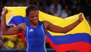 Jackeline Rentería celebrando su triunfo. unitedworldwrestling.org