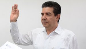 El abogado Martín Eduardo Herrera, elegido el domingo como personero encargado, en un cuestionado trámite surtido por el Concejo, tomó posesión ayer ante el presidente del cabildo, Víctor Suárez. Rodrigo Sandoval