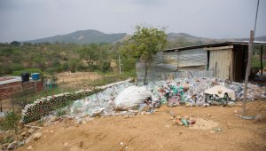 Esto fue lo que quedó del proyecto familiar de construir una casa en botellas plásticas. La iniciativa duró menos de seis meses. Juan Pablo Bayona