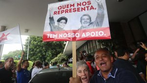 Manifestantes en favor del expresidente de Brasil, Luiz Inácio Lula da Silva, protestaron frente a la comisaría de la Policía Federal en el aeropuerto de Congonhas, donde Lula fue interrogado. Colprensa
