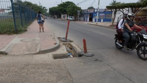 Cinco alcantarillas de aguas lluvias están destapadas en plena avenida Kennedy. Los ladrones se llevaron las rejillas. Juan