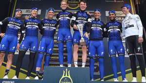 El ciclista colombiano Fernando Gaviria (derecha) se coronó campeón por equipos con el Etixx Quick Step en la carrera italiana Tirreno-Adriático. Cristian Herrera