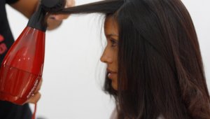 Al finalizar el peinado se debe poner el secador en frío y darse una pasada por toda la cabeza. Cortesía