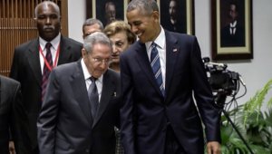 Barack Obama y Raúl Castro reunidos en Cuba. afp