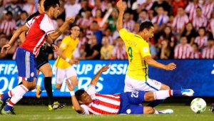 Los goles de Paraguay fueron anotados por Darío Lezcano (39), Edgar Benítez (48). Por Brasil marcaron Ricardo Oliveira (78) y Dani Alves (90+2). AP