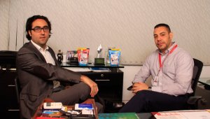 El director ejecutivo de Asoleche, Jorge Andrés martínez (izquierda), y el gerente de pasteurizadora La Mejor, Alfredo Linero Naranjo, definen estrategias para aumentar la competitividad del sector en la asamblea anual de la empresa. César Obando