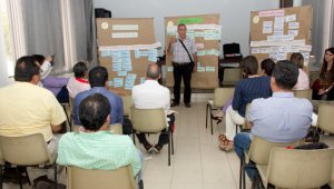 Los productores de leche, representantes de la industria y funcionarios del Ministerio de Industria, Comercio y Turismo, se reunieron ayer para evaluar los problemas por los cuales atraviesa el sector. Alfredo Estévez