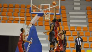 Halcones de Cúcuta consiguió anoche la primera victoria del torneo, venciendo en el coliseo Toto Hernández a Piratas de Bogotá. Esta noche se jugará el segundo partido de la jornada. Edinsson Figueroa