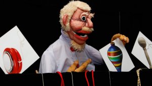 El viejo‘Chuco’ enseña a los niños y jóvenes los juegos con los que él se divertía. Sus historias motivan a los pequeños para que tomen un trompo, un runcho o un yoyo. Obando