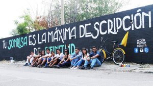 Acción Poética tiene sus orígenes en México en 1996. Su fundador Armando Alanis Pulido creó una filosofía de vida en torno a inundar las ciudades de poesía. Cortesía