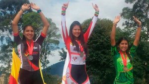 María Camila Torres Arias (derecha) ganó la medalla de bronce en los 25.000 metros pista. Cortesía