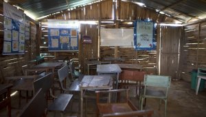 Este es el único espacio educativo de Colinas del Tunal. Los pupitres, desecho de otro colegio, son su único mobiliario. Juan Pablo Cohen