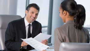 El perfil profesional es el gancho para que un empleador siga leyendo la hoja de vida, por eso debe estar redactado adecuadamente. Internet | Refencial