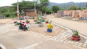 El parque consta de materas, sillas y juegos infantiles elaborados con llantas usadas y madera.  Rodrigo Sandoval