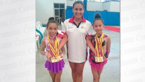 Las gimnastas Jeniffer Ibarra y Dana Zabala, acompañadas por la entrenadora Leidy Manrique, festejan la cosecha de medallas obtenidas en el Nacional de gimnasia rítmica por niveles que se cumplió en Cali durante el fin de semana. Cortesía