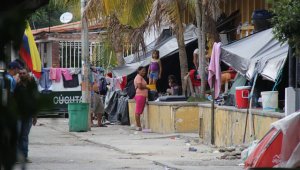El Gobierno local procederá al despeje, pero solicitó a Bienestar Familiar la protección de los 24 niños que viven en frente del Centro de Migraciones.  Archivo