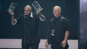 Nicky Jam recibió siete galardones. AFP