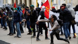 El sujeto identificado en el vídeo mide aproximadamente 1,80 metros, tez blanca y su edad oscila entre 22 y 25 años. AP