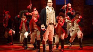 Esta imagen difundida por The Public Theater muestra a Lin-Manuel Miranda, primer plano, con el elenco durante una representación de 'Hamilton', en Nueva York.
AP