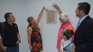 La alcaldesa de Ocaña, Miriam Prado Carrascal, fue la encargada de develar la placa, ubicada en la entrada del Centro de Víctimas. Javier Saravia