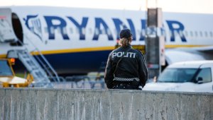 Un oficial de policía frente al avión de Ryanair, en el aeropuerto de Moss Rygge, que fue evacuado antes de salir con destino a Manchester. AP