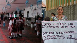 La madre protestó frente a la escuela de su hija pidiendo respeto por sus creencias. Edinsson Figueroa