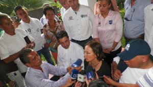 Salud hernández atiende a los medios a su llegada a la catedral de Ocaña. Javier Sarabia