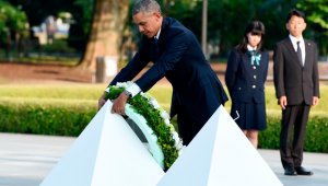 Barack Obama  depositó una corona de flores en el cenotafio de Hiroshima, que contiene decenas de volúmenes donde están consignados los nombres de las víctimas de la bomba nuclear. AFP