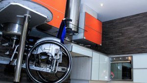 El Centro Iberoamericano de Autonomía Personal y Ayudas Técnicas presenta una serie de alamas y tecnología con una serie de tres cámaras ubicadas en la cocina, el comedor, la sala, la habitación y la puerta principal, todas monitoreadas vía web. Colprensa