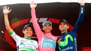 Vincenzo Nibali (centro) superó al colombiano Chaves (izquierda) y al español Alejandro Valverde. AFP