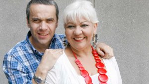 "Amigos, gracias por sus mensajes, mi linda @lagordafabiola continúa en la UCI evolucionando su falla renal...gracias por su energía", expresó en Twitter el esposo de la humorista, su colega Nelson Polanía. Colprensa