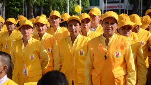 Las damas entregan a los conductores mensajes de prevención para que no se violen las normas. Rodrigo Sandoval