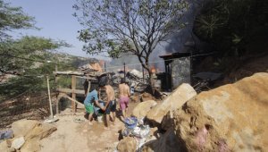 Algunos vecinos apoyaron la labor bomberil con baldes de agua, angustiados por que el fuego no se propagara. Cristian Herrera