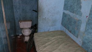 En pésimas condiciones fueron encontradas varias camas y habitaciones. En las mesas de los establecimientos merodean cucarachas. Cortesía