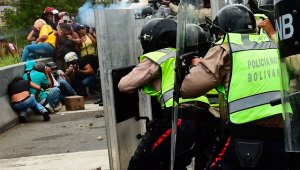 Manifestantes chocan con la policía en una marcha de la oposición encabezados por el gobernador del estado de Miranda, Henrique Capriles.
AFP