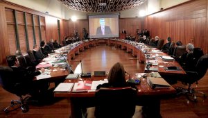 Con el aplazamiento, tras dos rondas completas de votación (ocho en total) en curso de hora y media, ya este proceso de elección se diferencia del anterior, donde Eduardo Montealegre salió ganador el mismo día de la presentación y rápidamente. Colprensa