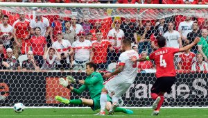 Los suizos se impusieron gracias a un tanto de cabeza del defensa Fabian Schar (5). AFP