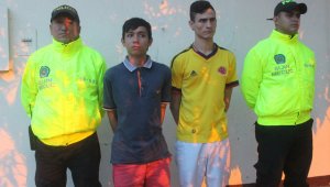 Emerson Salín Fortuol Reyes y Daniel Oswaldo Aponte Contreras, junto con el adolescente, fueron sorprendidos en el momento en que se disponían a salir del lugar con varios elementos hurtados. Policía Nacional