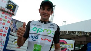 El actual campeón de la Vuelta a Colombia ganó la primera etapa de la edición 66 en la que buscará su cuarto título consecutivo. Colprensa